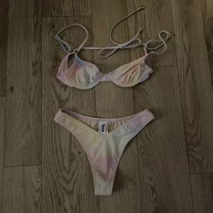 Bikini i pastellfärger från Twiin! Köpt på Asos för två år sedan för ca 750kr. Använd 1 gång och är tvättad. Säljer då den inte längre passar. Båda delarna är i stl S!