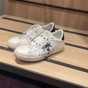 Valentino Garavani x Inez & Vinoodh - Detta är ett par unika Valentino Garavani skor från Italien. Det är en collab mellan Valentino och de kända italienska målarna ”Inez & Vinoodh” De är äkthets testade av Vestiaire Collectives specialister. Ingen låda fås med pga. Morsan slängde den :(