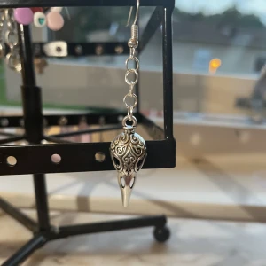 Sthlm stil smycke - Ett jättefint silver örhänge som heter ”heaven”💕denna kostar 25kr men om du vill köpa två kostar dem 30kr tillsammans💕man ska inte sova eller duscha med örhängena!