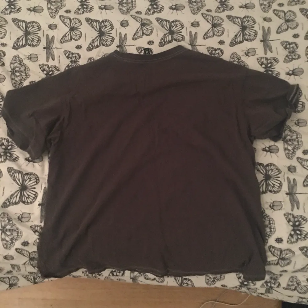 Säljer nirvana tröja som har inte använts så mkt så den ser helt ny ut. . T-shirts.