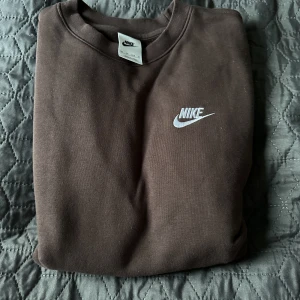 NIKE TRÖJA  - säljer denna nike tröja i strlk xs  Använd men syns inte alls, inga skador eller synligheter på användning 
