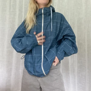 Vindjacka  - Cool! Fin vindjacka från Adidas! Jag tänker att denna är så himla fin men lång kjol!!   Jag är vanligtvis storlek s, 164cm lång. Glöm ej mina andra annonser! 🥰