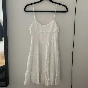 Klänning - Säljer denna klänning i stl xs ❤️ är i fint skick och endast använd någon enstaka gång. 