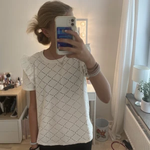 Zara tröja  - Köpte denna tröja i nyskick från sellpy. Har inte använt nån gång och har inga märkbara skador💘 skriv privat om ni är intresserade🙏🏼