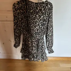 Leopard mönstrad klänning från Gina tricot, storlek S