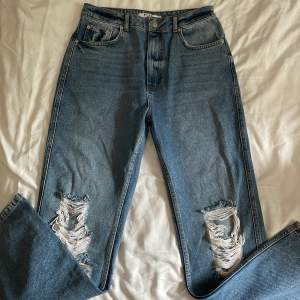 Jeans med slitningar på knäna från NA-KD i stl 40.
