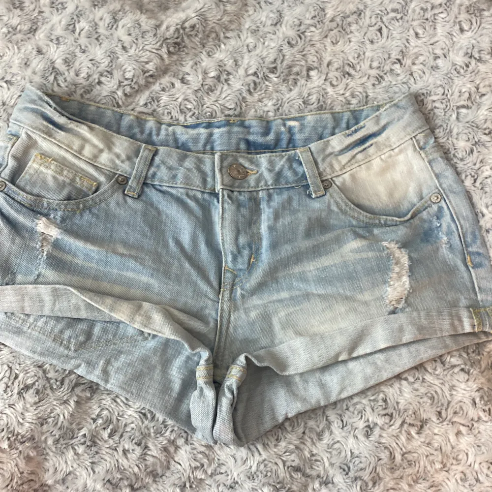 Säljer ett par as snygga låg midjade jeans shorts från hm! Säljes endast för att dom är lite för stor på mig, priset går att diskuteras och budgivning vid fler intresserade💘. Shorts.