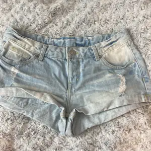 Säljer ett par as snygga låg midjade jeans shorts från hm! Säljes endast för att dom är lite för stor på mig, priset går att diskuteras och budgivning vid fler intresserade💘