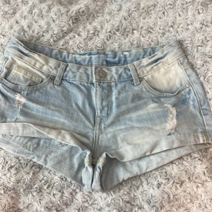 Låg midjade jeans shorts - Säljer ett par as snygga låg midjade jeans shorts från hm! Säljes endast för att dom är lite för stor på mig, priset går att diskuteras och budgivning vid fler intresserade💘