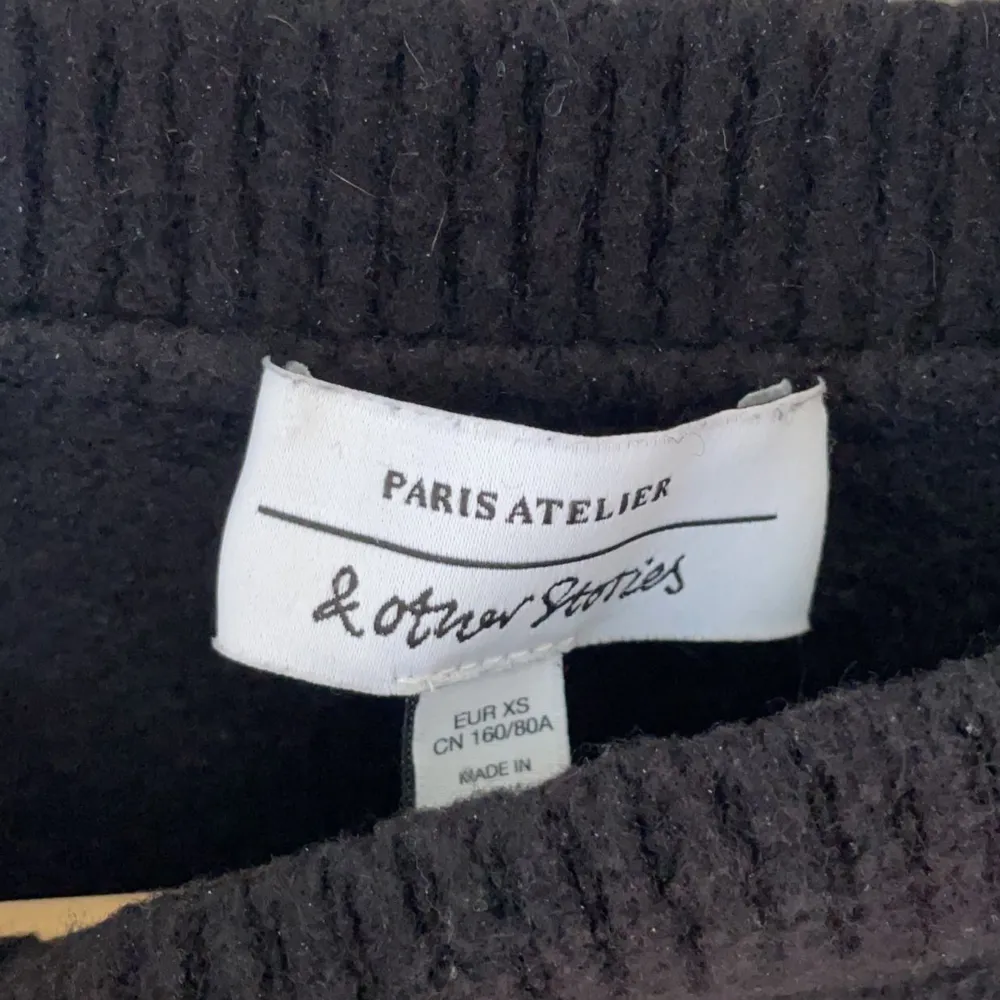 Säljer denna fina stickade tröjan ifrån &other stories, den är i mycket fint skick💗. Stickat.