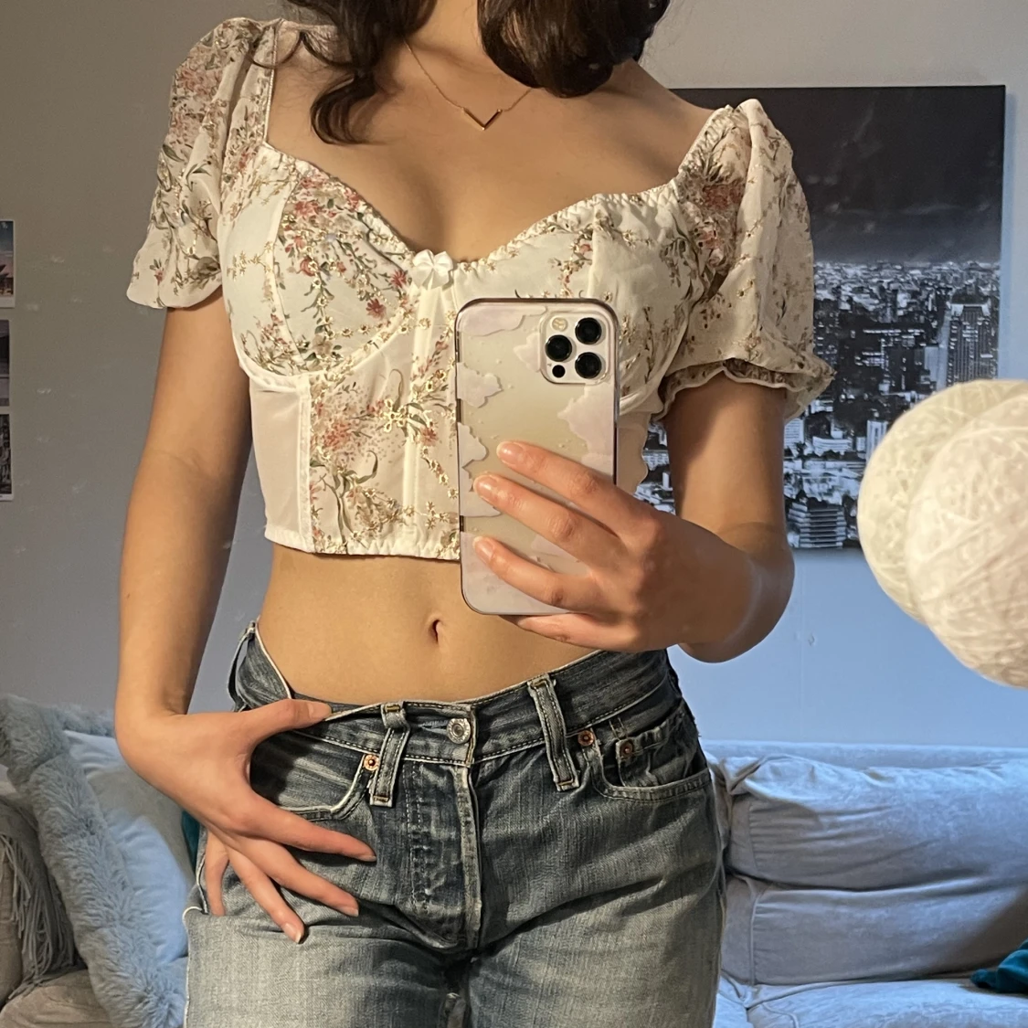 Vit och blommig fin korsettröja med broderade detaljer