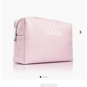 Caia necessär  - Säljer denna fina Caia necessären, har några fläckar av mascara på inidan men inget som stör. Vill ni ha fler bilder är det bara att skriva, säljer för 150kr + frakt💘💘