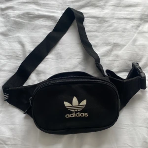 Väska adidas - Svart väska från adidas. Två fack. Justerbart band. Använd