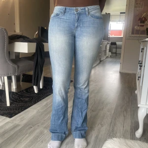 Jeans  -  Snygga Lågmidjade jeans från Paige  Frakt betalas själv 