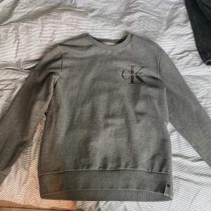 Hej säljer en Calvin Klein tröja i storlek L, den är knappt använd och i väldigt bra skick