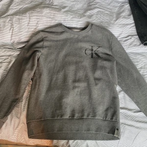 Calvin Klein Tröja - Hej säljer en Calvin Klein tröja i storlek L, den är knappt använd och i väldigt bra skick