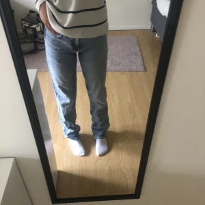 Snygga jeans - Säljer dessa jeans från Ginatricot då dom inte kommer t användning längre. Fint skick. (Frakt 75kr)