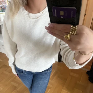 Stickad tröja - Stickad vit tröja från ZARA i storlek M!💘