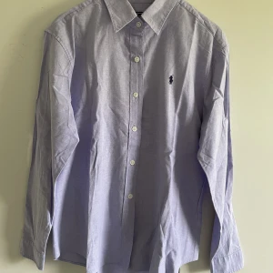 Skjorta  - Blålila Ralph lauren skjorta i storlek XL barn. Mycket bra skick. 