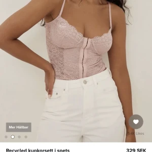 Rosa spetstopp - Säljer denna fina spets topp från NA-KD. Använd vid 1-2 tillfällen. Storlek XS. 