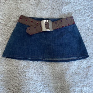 Miniskirt  - Fin lågmidjad miniskirt som tyvärr är förstor på mig. 76 cm midjemått💙