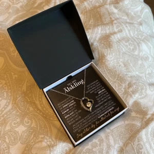 Helt nytt halsband - Hej!  Säljer nu detta halsband jag fått av mitt ex som aldrig blev till användning, pgr av jag använder mitt nuvarande halsband regelbundet.  Köpt genom appen ”TikTok” för 899kr. Skickas i original förpackning tillsammans med texten. 