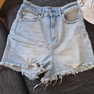 Jeansshorts - Ett par jeansshorts från hm i stl 36 andvänd fåtal gånger 