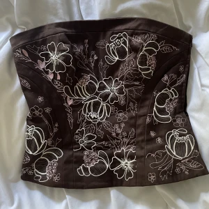 Broderad korsett - Otrolig vintagekorsett med broderade blommor 😭använd Max 3 gånger och är i nyskick.  Möts i Uppsala eller postar mot fraktkostnad 🤎