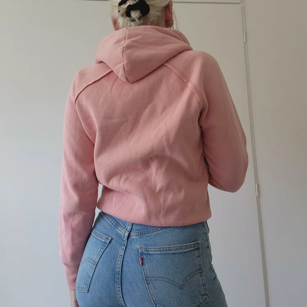 Släjer denna dusty pink abercrombie and fitch tröjan i storlek S. Jätte snygg och varm. Hoodies.