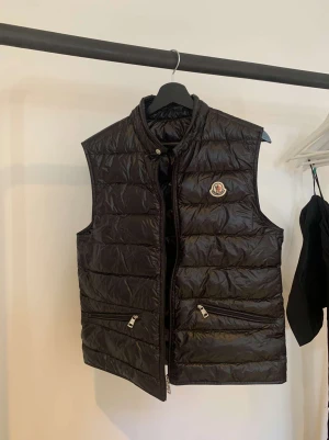 Moncler väst - Säljer en moncler gui väst i 9/10 cond, storlek 3. Köpt på moncler hemsida Skriv inte om ni vill byta, är inte intresserad. Kan gå ner i pris vid snabb affär 