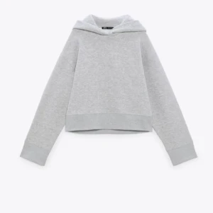 hoodie - Super najs hoodie från zara i storlek m men passar mig med s💞 kommer inte till användning😊 TRYCK PÅ KÖP NU
