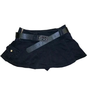 Svart mini kjol - OBS utan bälte! Stretching svart mini kjol med snören. Kjolen har shorts på innuti. Inga skador eller fläckar