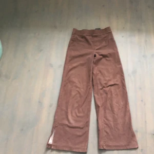 Barn jeans - Jag säljer bruna barn byxor. Det fake jeans så de är väldigt mjuka. De har en slits nere vid foten. Den är i bra skick. Hör av dig för fler bilder eller frågor☺️