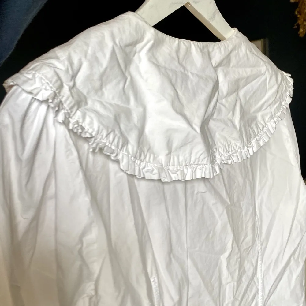 Som helt ny, inga defekter, bara lite skrynklig på bilden! 🌸💗 Superfin skjorta från GANNI köpt för några månader sedan. Blusar.