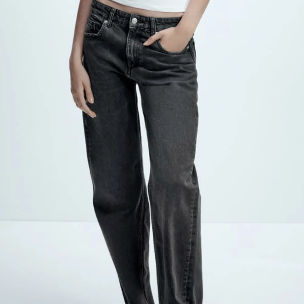 Aäljer dessa otroooooligt snygga zara jeansen. Baggy går att styla med en mini t shirt eller vadsom egentligen ❤️❤️💖💖. Jeans & Byxor.