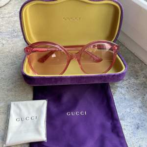 Supersnygga rosa solbrillor från Gucci i nyskick med medföljande silkesetui, oöppnad putsduk och ett sammetsfodral. Använda ett fåtal gånger. Glasen har inga skador eller repor. Den perfekta Barbie looken🎀🕶️ Nypris: ca 2000kr Endast seriösa bud! 