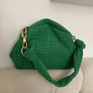 Väska - Grön axelväska som har använts 1 gång, så är inprincip i nyskick!💚