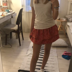 Röd blommig kjol ❤️ - Jag säljer en jätte fin röd blommig volangkjol från zara om man vill köpa kan ha några lösa trådar annars är den helt perfekt❤️❤️❤️