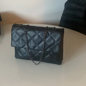 Väska  - Fin svart väska med grå kedja 