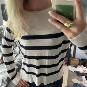 Zara tröja  - Fin tunn stickad tröja från zara! Knappt använd det är också därför jag säljer! 💗💗