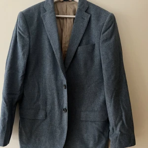 J.Lindeberg kavaj - Säljer en oanvänd J.Lindeberg kavaj i storlek 48R. Motsvarar en Medium i herr.  Jättesnygg färg och passar oavsett säsong!  Fungerar även på tjej som oversized eller som jacka! 💙