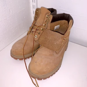Timberlands  - Endast använda ett fåtal gånger så bra skick men lite smutsiga som man ser på bilden, det går att få bort.  Skriv vid frågor och funderingar 💌