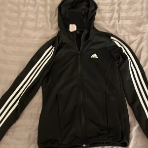Adidas tröja - Säljer denna adidas tröja med dragkedja och huva, tränings material