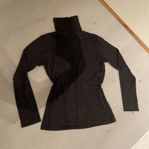 Tröja - Grå polotröja från Åhléns i storlek L