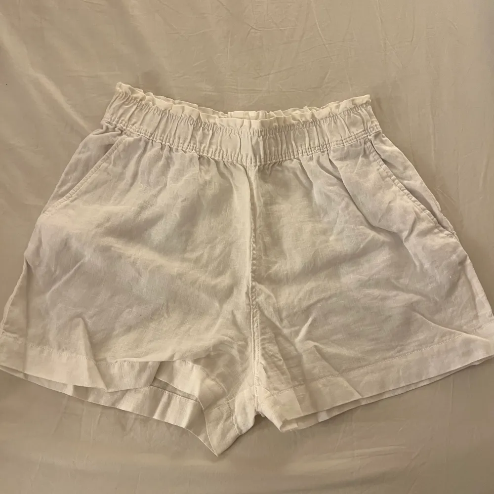 Vita linne shorts från H&M. Aldrig använda 🤍. Shorts.