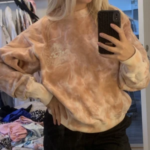 Sweater - Tie die hoddie utan luva skit snygg från hm använd en gång💝
