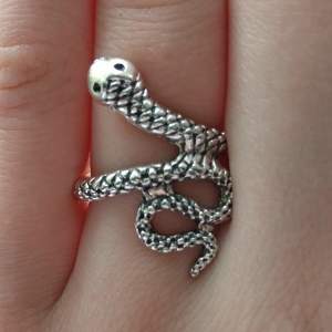Silver ring med orm på, oanvänd och då i bra skick, skriv gärna om du har frågor