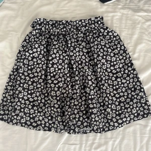 Kjol  - Jättefin somrig kjol 🖤🤍💛