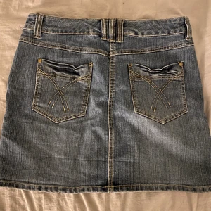 Jeans kjol - Blå Jeans kjol med en dragkedja fram, en snygg detalj. Är i storlek M men passar även s💕 Bara att höra av sig vid frågor 