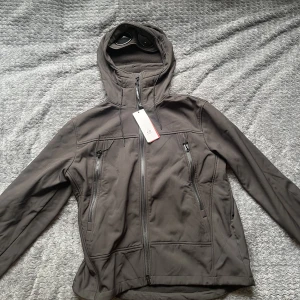 Cp Company jacka - Cp company jacka som jag fick i present. Storlek L men passar 100% M också. Alla lappar och sånt finns kvar och det finns även qr kod som funkar.